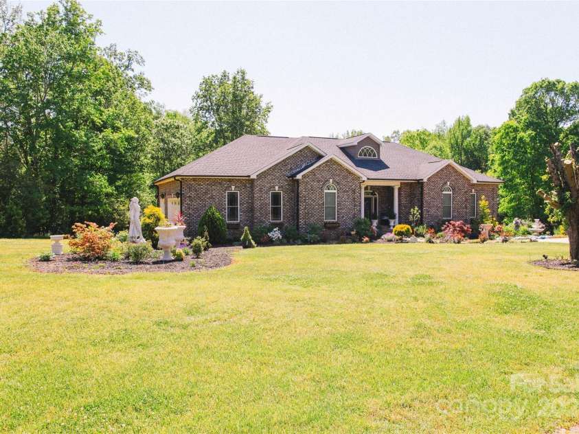4642 King Crowder Drive, Gastonia, NC 28052.  MLS# CAR4147869, YatesRealty ID 7470. 