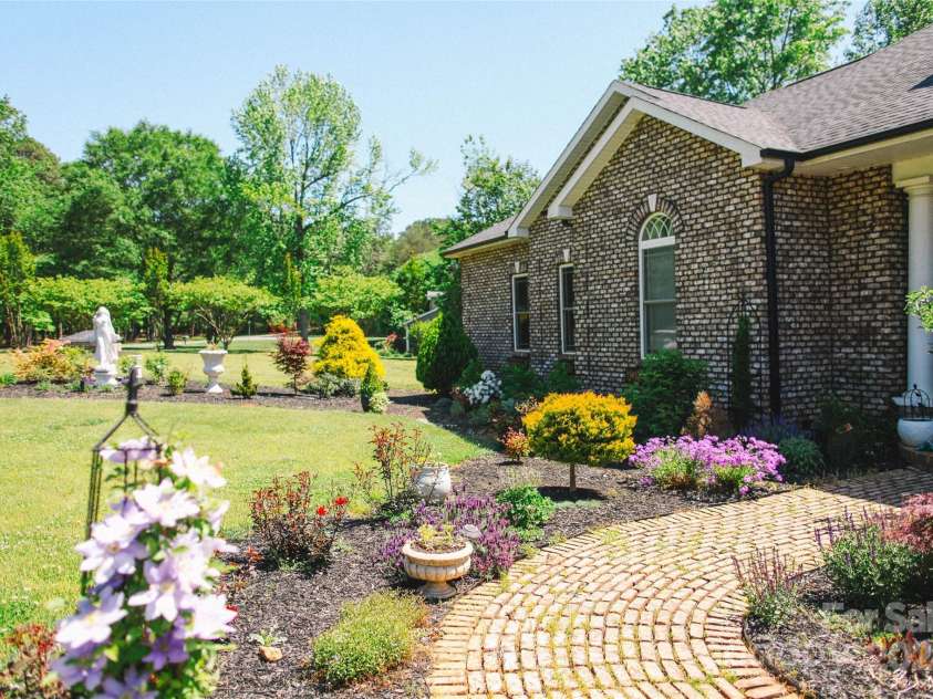 4642 King Crowder Drive, Gastonia, NC 28052.  MLS# CAR4147869, YatesRealty ID 7470. Front grounds