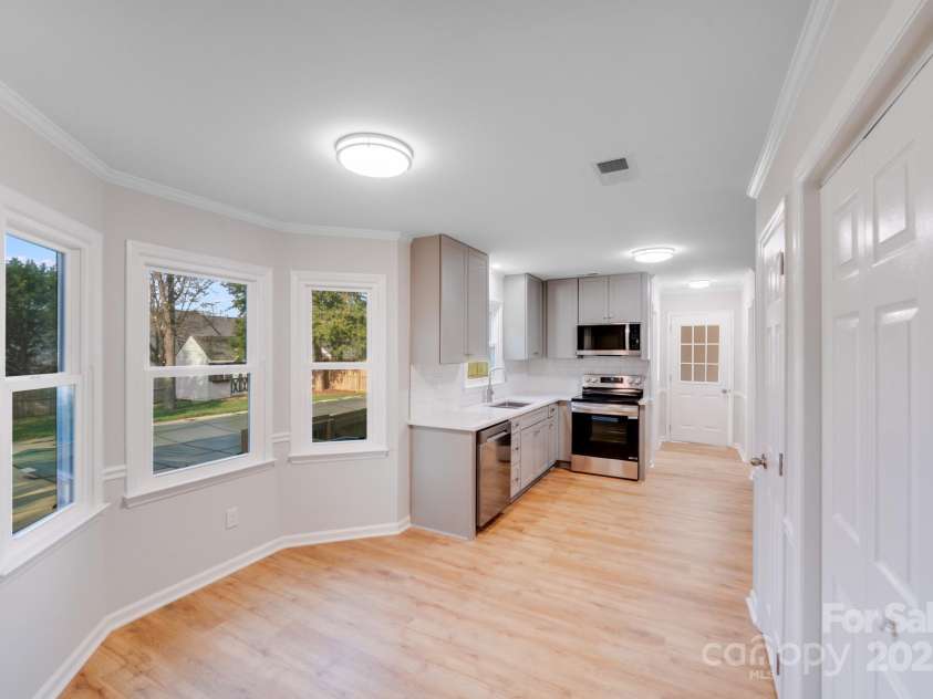 12620 Sulgrave Drive, Huntersville, NC 28078.  MLS# CAR4249153, YatesRealty ID 7473. Eat in Kitchen with views of backyard