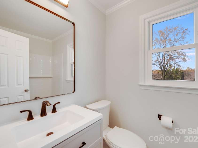 12620 Sulgrave Drive, Huntersville, NC 28078.  MLS# CAR4249153, YatesRealty ID 7473. Hall Bathroom for Secondary Rooms