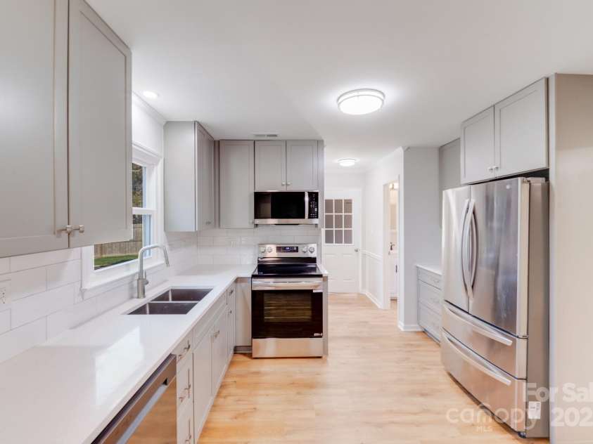 12620 Sulgrave Drive, Huntersville, NC 28078.  MLS# CAR4249153, YatesRealty ID 7473. Kitchen with new cabinets, countertops, ceramic tile, and appliances