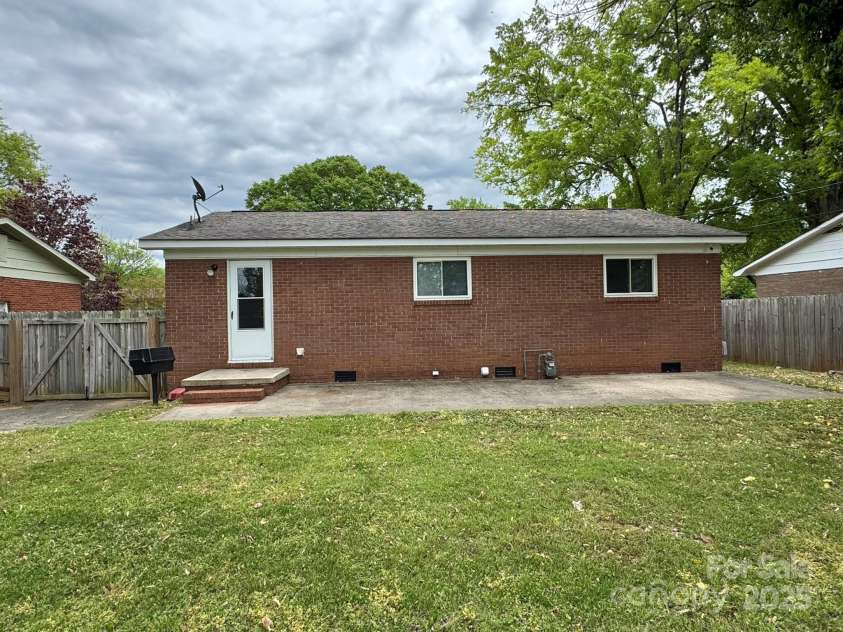 4623 Monmouth Drive, Charlotte, NC 28269.  MLS# CAR4247636, YatesRealty ID 7475. 