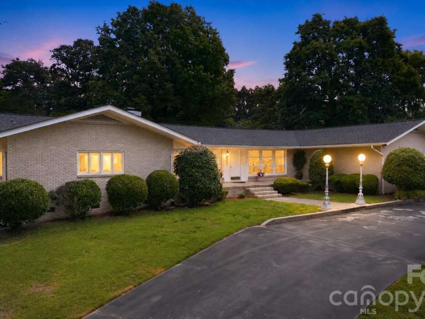 938 Sandswood Drive, Gastonia, NC 28054.  MLS# CAR4391359, YatesRealty ID 7477. 