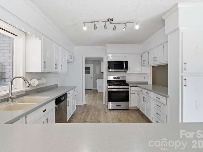 938 Sandswood Drive, Gastonia, NC 28054.  MLS# CAR4391359, YatesRealty ID 7477. 