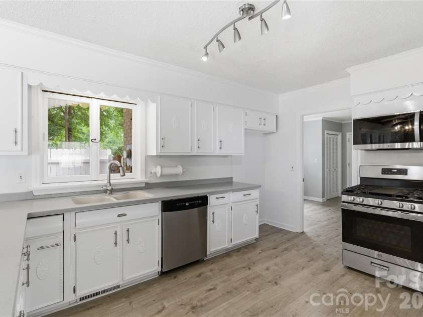 938 Sandswood Drive, Gastonia, NC 28054.  MLS# CAR4391359, YatesRealty ID 7477. 