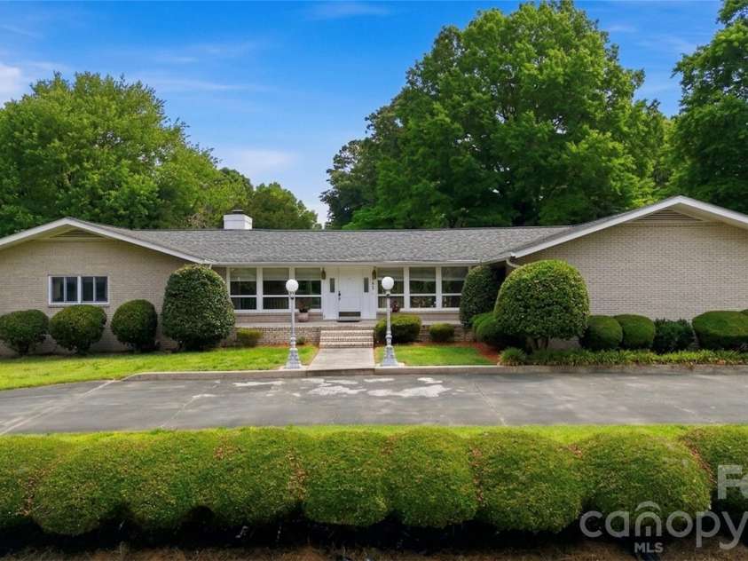 938 Sandswood Drive, Gastonia, NC 28054.  MLS# CAR4391359, YatesRealty ID 7477. 