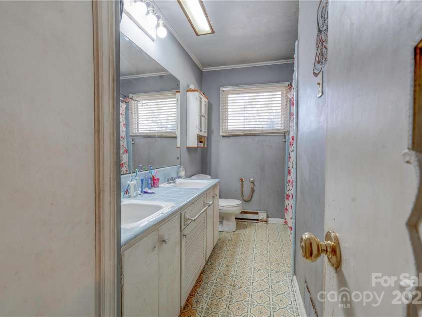 1900 Dixon Boulevard, Shelby, NC 28152.  MLS# CAR4215969, YatesRealty ID 748. Bathroom