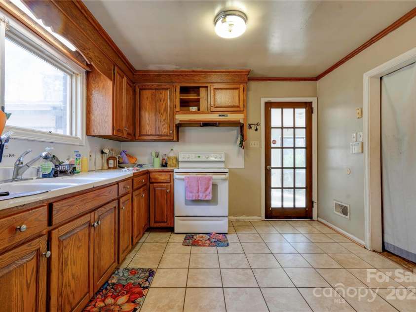 1900 Dixon Boulevard, Shelby, NC 28152.  MLS# CAR4215969, YatesRealty ID 748. Kitchen