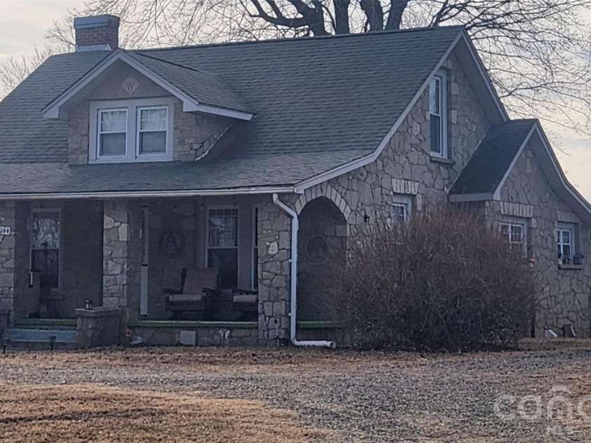 8144 none Highway, Reidsville, NC 27320.  MLS# CAR4340719, YatesRealty ID 7486. 