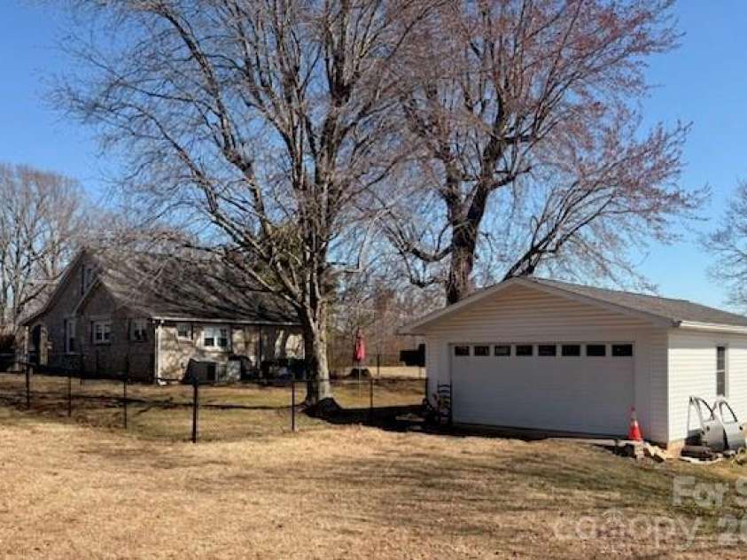 8144 none Highway, Reidsville, NC 27320.  MLS# CAR4340719, YatesRealty ID 7486. 