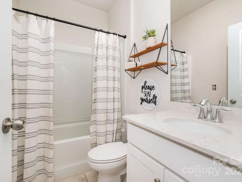 17502 Snug Harbor Road, Charlotte, NC 28278.  MLS# CAR4247407, YatesRealty ID 7488. Main level full bath 