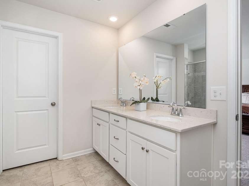 17502 Snug Harbor Road, Charlotte, NC 28278.  MLS# CAR4247407, YatesRealty ID 7488. Primary bath 