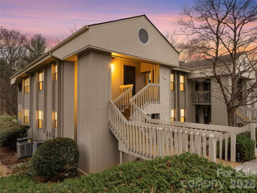 102 Abbey Circle, Asheville, NC 28805.  MLS# CAR4328206, YatesRealty ID 749. 102 Abbe Cirlc, end unit