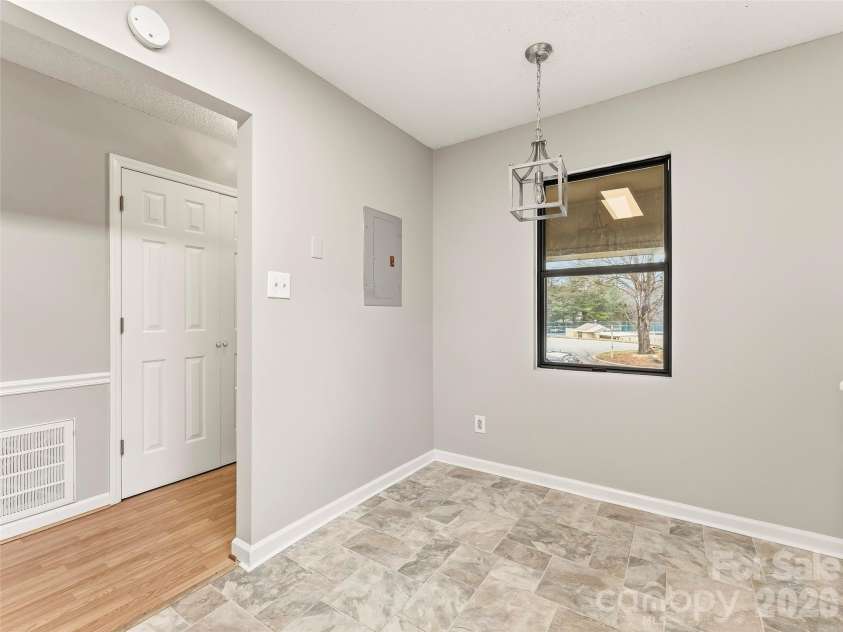 102 Abbey Circle, Asheville, NC 28805.  MLS# CAR4328206, YatesRealty ID 749. Eat in Area