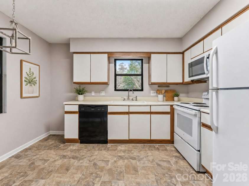102 Abbey Circle, Asheville, NC 28805.  MLS# CAR4328206, YatesRealty ID 749. Kitchen w/ eat in area