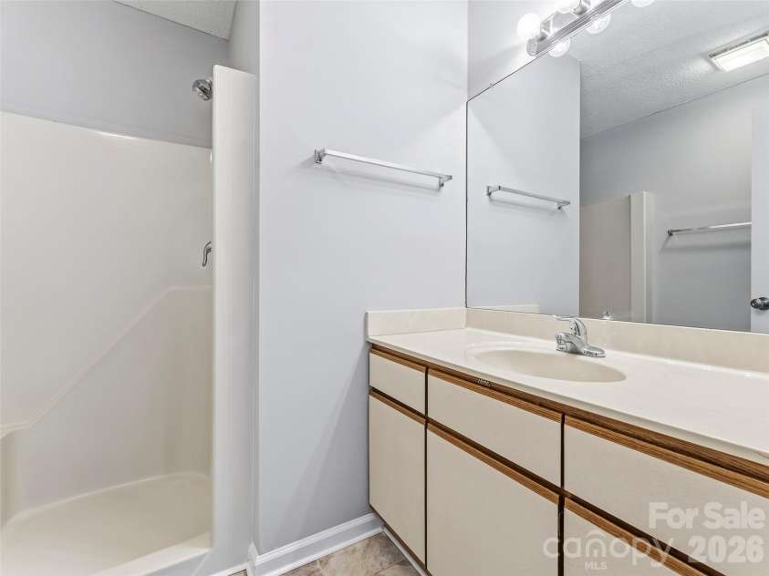 102 Abbey Circle, Asheville, NC 28805.  MLS# CAR4328206, YatesRealty ID 749. Primary Bathroom