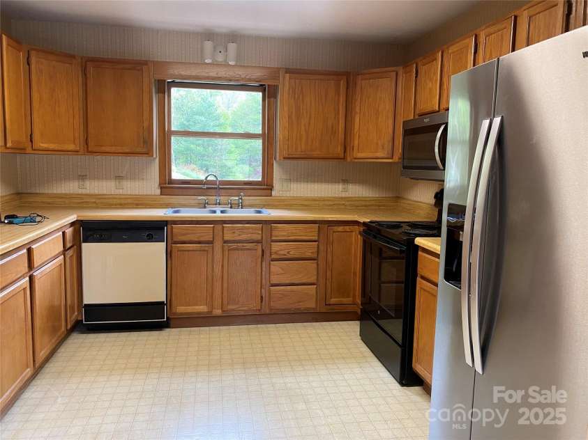21 Barkers Lane, Clyde, NC 28721.  MLS# CAR4248237, YatesRealty ID 7493. 