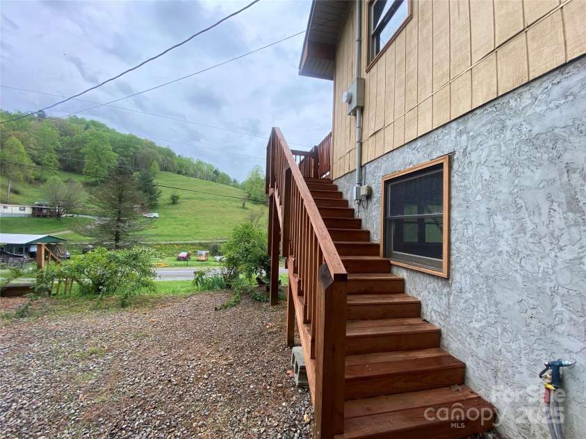 21 Barkers Lane, Clyde, NC 28721.  MLS# CAR4248237, YatesRealty ID 7493. 