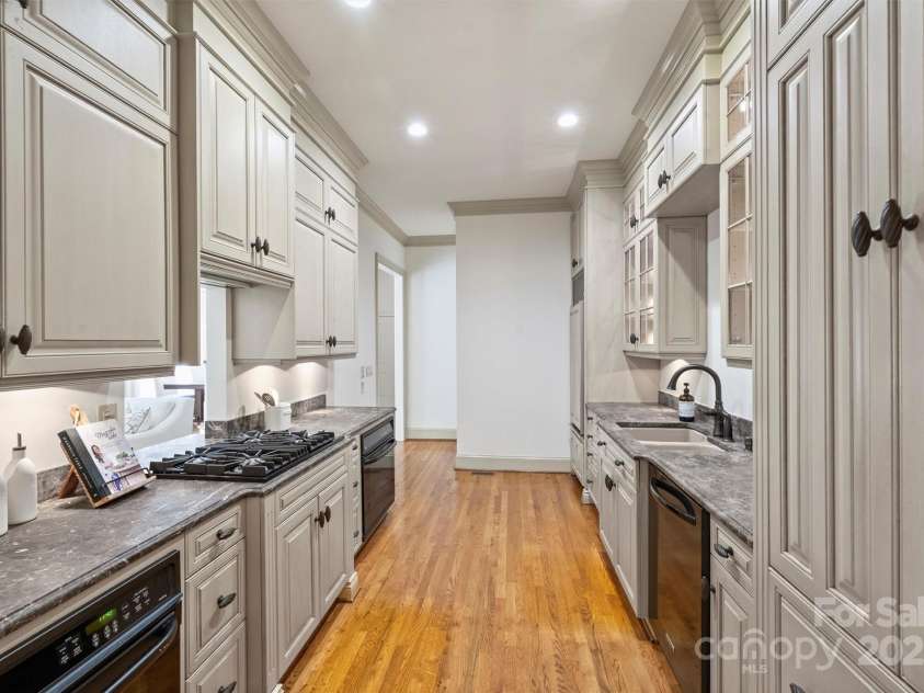 4020 Barclay Downs Drive, Charlotte, NC 28209.  MLS# CAR4249767, YatesRealty ID 7494. 