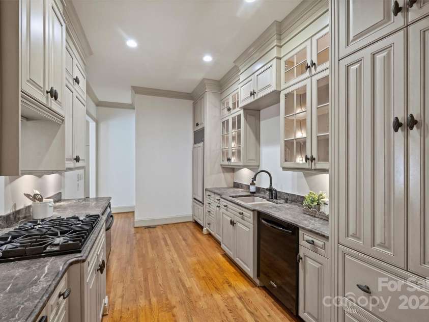 4020 Barclay Downs Drive, Charlotte, NC 28209.  MLS# CAR4249767, YatesRealty ID 7494. 