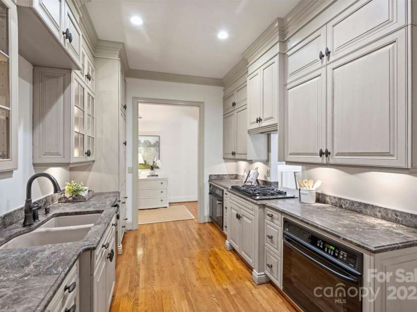 4020 Barclay Downs Drive, Charlotte, NC 28209.  MLS# CAR4249767, YatesRealty ID 7494. 