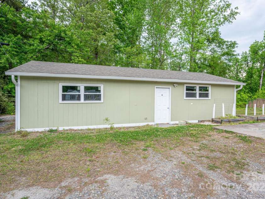 400 Houser Street, Cherryville, NC 28021.  MLS# CAR4249926, YatesRealty ID 7496. 800 sq ft wired building