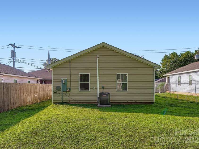 208 Lakewood Avenue, Charlotte, NC 28208.  MLS# CAR4283763, YatesRealty ID 75. 