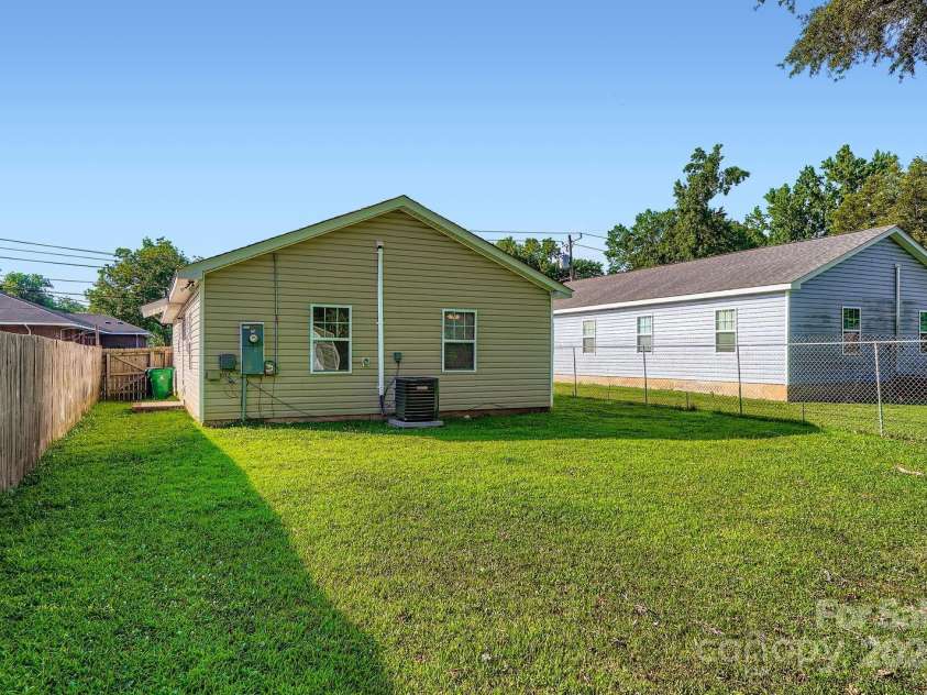 208 Lakewood Avenue, Charlotte, NC 28208.  MLS# CAR4283763, YatesRealty ID 75. 