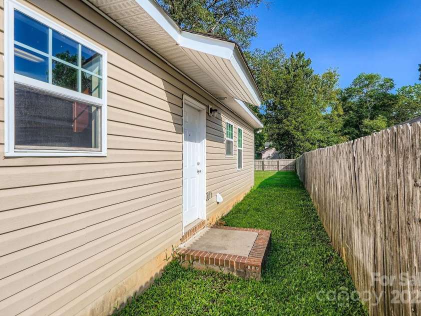 208 Lakewood Avenue, Charlotte, NC 28208.  MLS# CAR4283763, YatesRealty ID 75. 