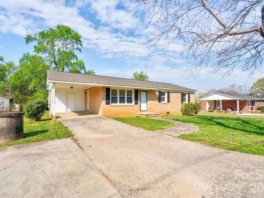 1904 Sulphur Springs Road, Shelby, NC 28152.  MLS# CAR4361748, YatesRealty ID 7501. Front Left