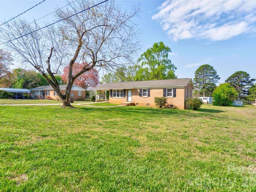 1904 Sulphur Springs Road, Shelby, NC 28152.  MLS# CAR4361748, YatesRealty ID 7501. Front Right
