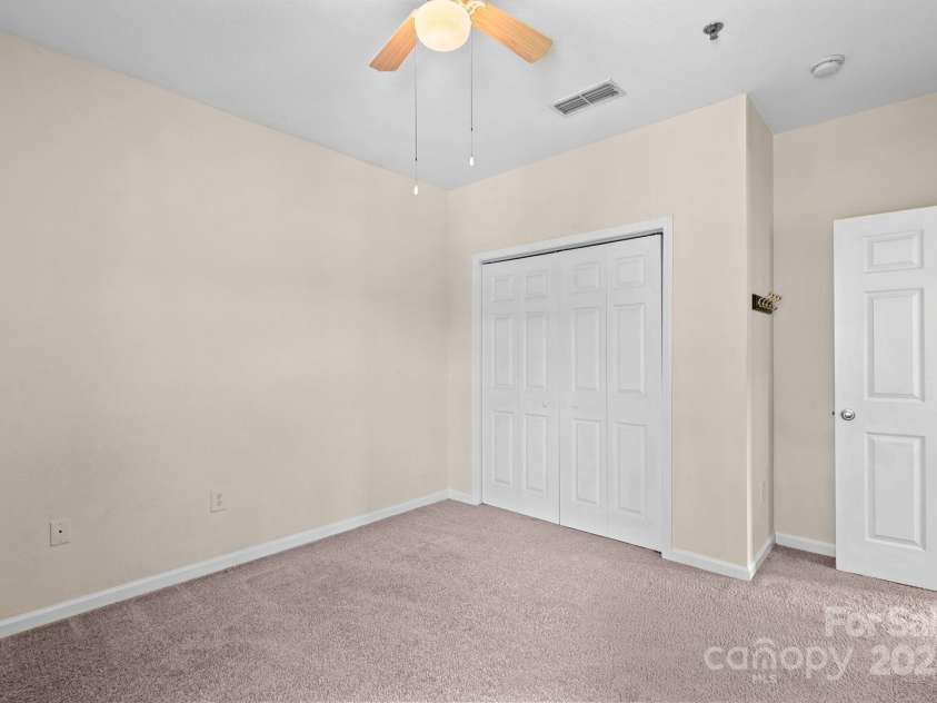 400 Vista Lake Drive, Candler, NC 28715.  MLS# CAR4222116, YatesRealty ID 7505. 