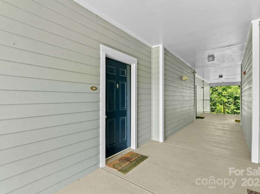 400 Vista Lake Drive, Candler, NC 28715.  MLS# CAR4222116, YatesRealty ID 7505. Breezeway