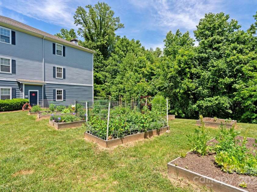 400 Vista Lake Drive, Candler, NC 28715.  MLS# CAR4222116, YatesRealty ID 7505. Community gardens