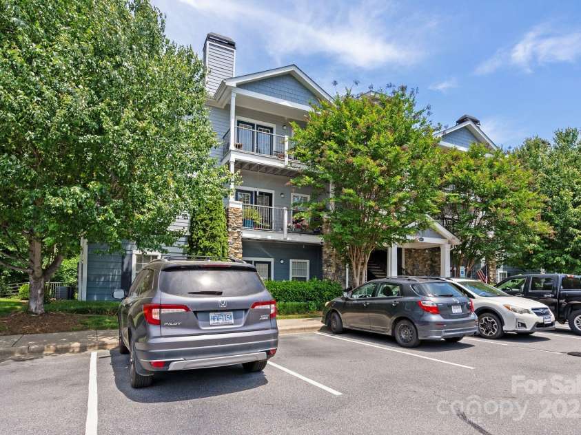 400 Vista Lake Drive, Candler, NC 28715.  MLS# CAR4222116, YatesRealty ID 7505. Plenty of parking