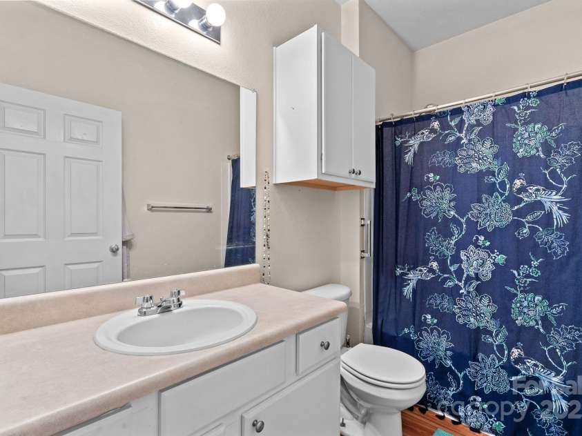 400 Vista Lake Drive, Candler, NC 28715.  MLS# CAR4222116, YatesRealty ID 7505. Primary bath