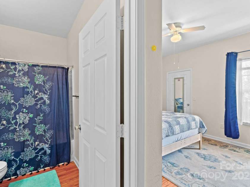 400 Vista Lake Drive, Candler, NC 28715.  MLS# CAR4222116, YatesRealty ID 7505. Primary bath