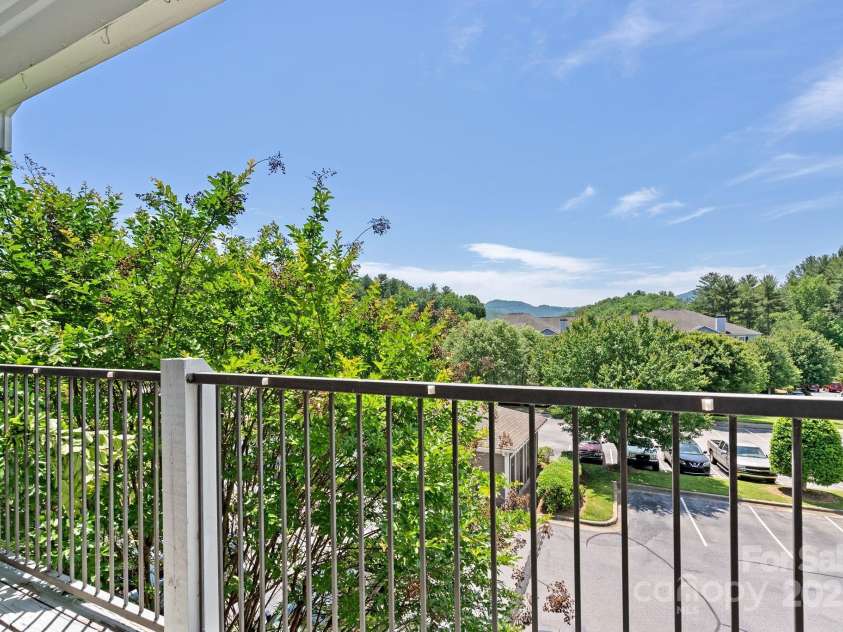 400 Vista Lake Drive, Candler, NC 28715.  MLS# CAR4222116, YatesRealty ID 7505. Private south facing balcony