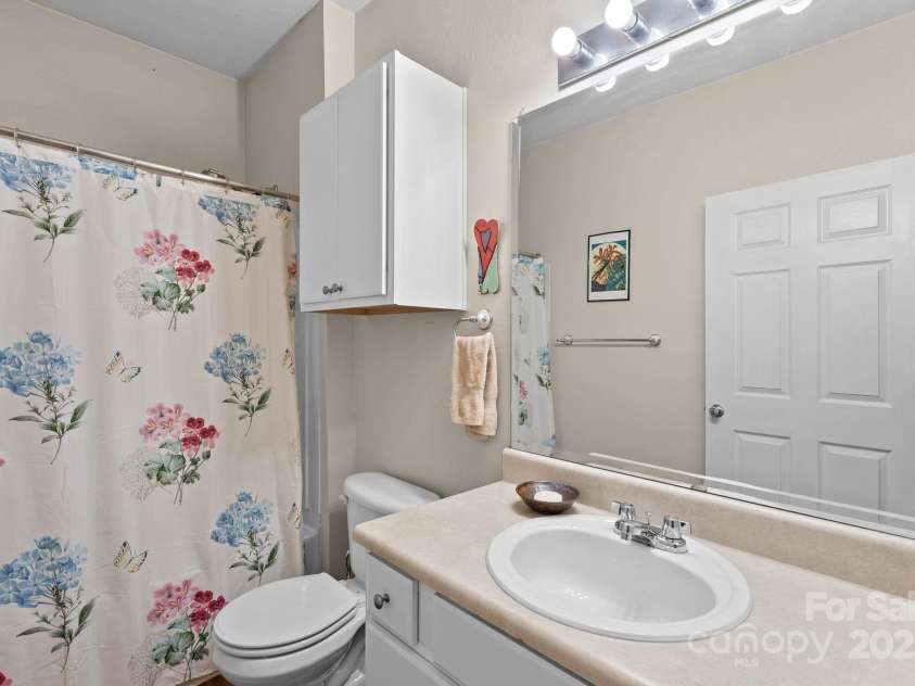 400 Vista Lake Drive, Candler, NC 28715.  MLS# CAR4222116, YatesRealty ID 7505. Second full bath