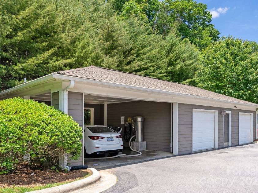 400 Vista Lake Drive, Candler, NC 28715.  MLS# CAR4222116, YatesRealty ID 7505. Storage units available