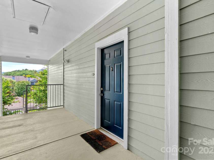 400 Vista Lake Drive, Candler, NC 28715.  MLS# CAR4222116, YatesRealty ID 7505. Welcome!