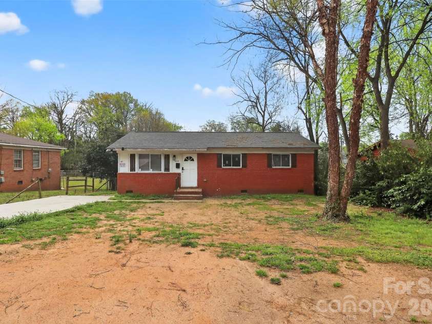 1019 Lewiston Avenue, Charlotte, NC 28208.  MLS# CAR4363513, YatesRealty ID 7507. 