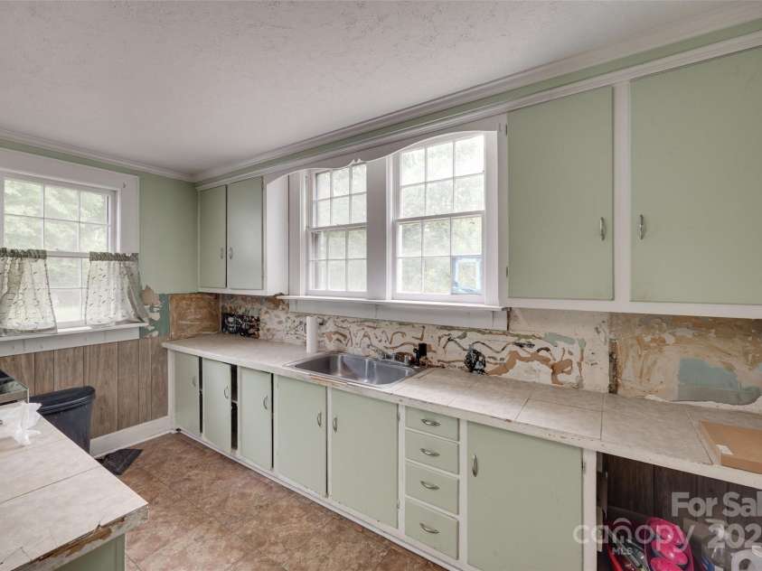 302 Charlotte Street, York, SC 29745.  MLS# CAR4250381, YatesRealty ID 7511. 