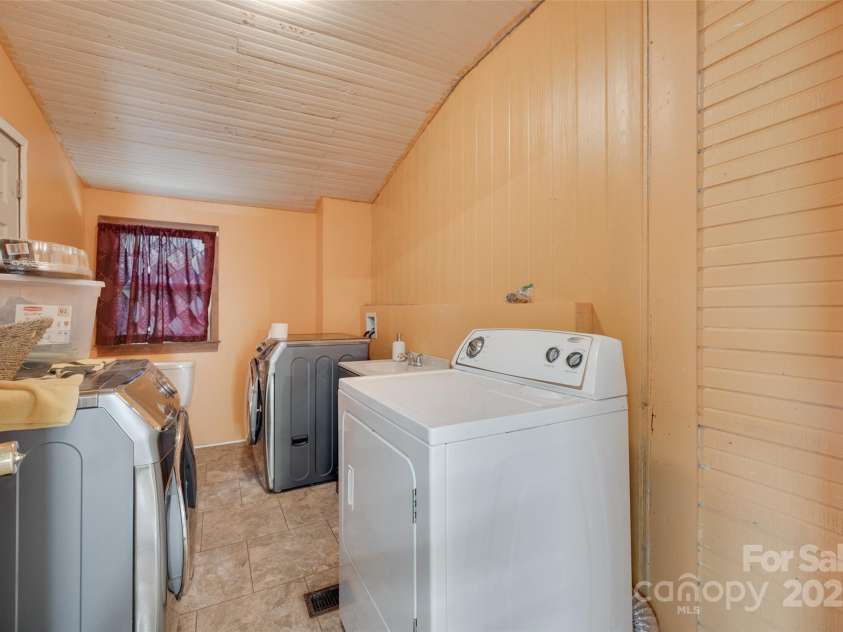 302 Charlotte Street, York, SC 29745.  MLS# CAR4250381, YatesRealty ID 7511. 