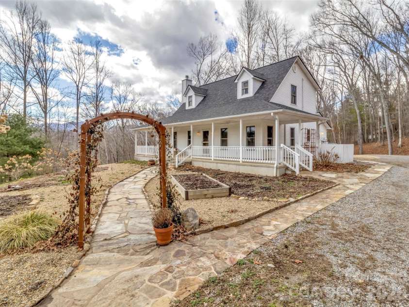 109 Paradise Circle, Clyde, NC 28721.  MLS# CAR4352069, YatesRealty ID 7513. 