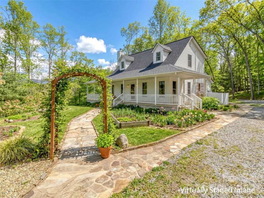 109 Paradise Circle, Clyde, NC 28721.  MLS# CAR4352069, YatesRealty ID 7513. Gorgeous Property & Entry