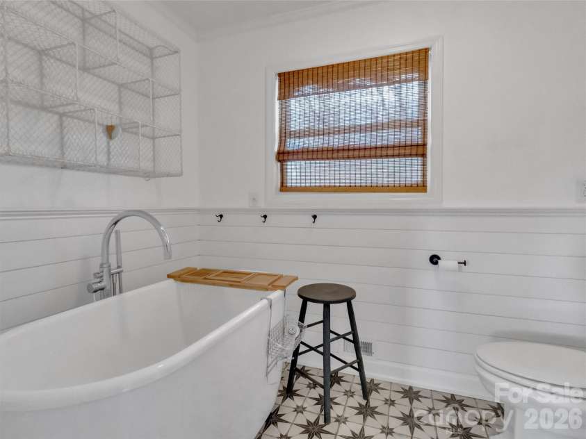 109 Paradise Circle, Clyde, NC 28721.  MLS# CAR4352069, YatesRealty ID 7513. Soaking Tub
