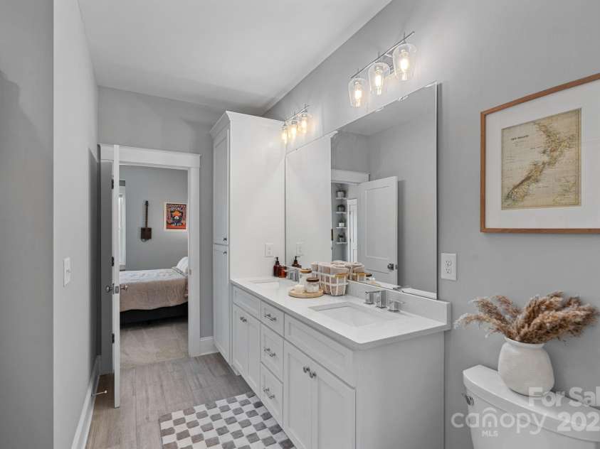 2721 Kilgo Way, Charlotte, NC 28205.  MLS# CAR4229066, YatesRealty ID 7515. Jack n Jill full bathroom upstairs