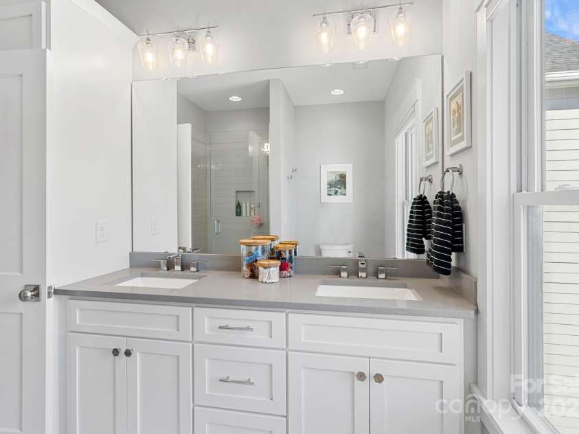 2721 Kilgo Way, Charlotte, NC 28205.  MLS# CAR4229066, YatesRealty ID 7515. Primary Bathroom