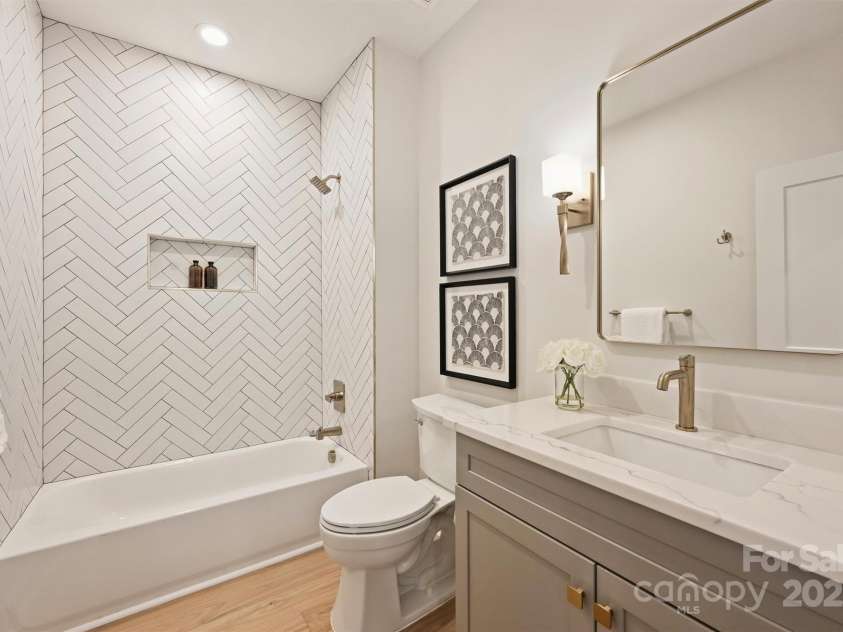 571 Lyttleton Drive, Charlotte, NC 28211.  MLS# CAR4193437, YatesRealty ID 7516. 1st Floor Bathroom